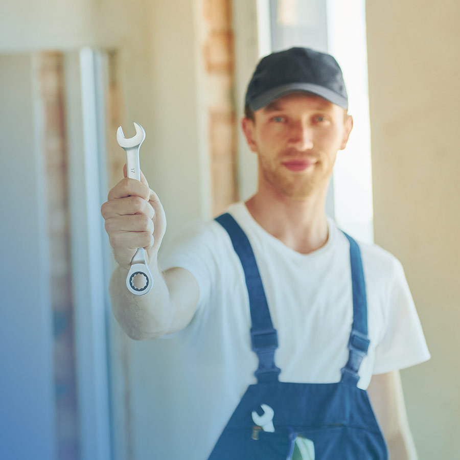 Fachbetriebe-aus-der-Region-bei-Wasserschaden Faire Handwerkervermittlung - Handwerker hält Werkzeugschlüssel